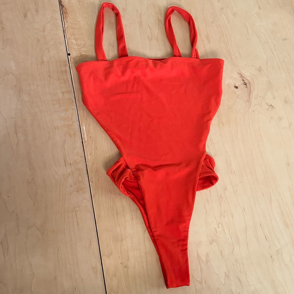 Red benoa utopia one piece